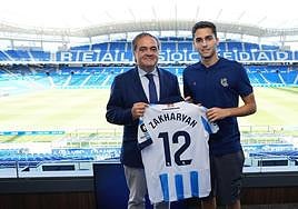Arsen Zakharyan posa junto a Jokin Aperribay como nuevo jugador de la Real Sociedad.
