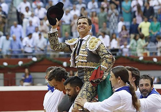 'El Juli', a hombros, tras su corrida con los toros de Jandilla.