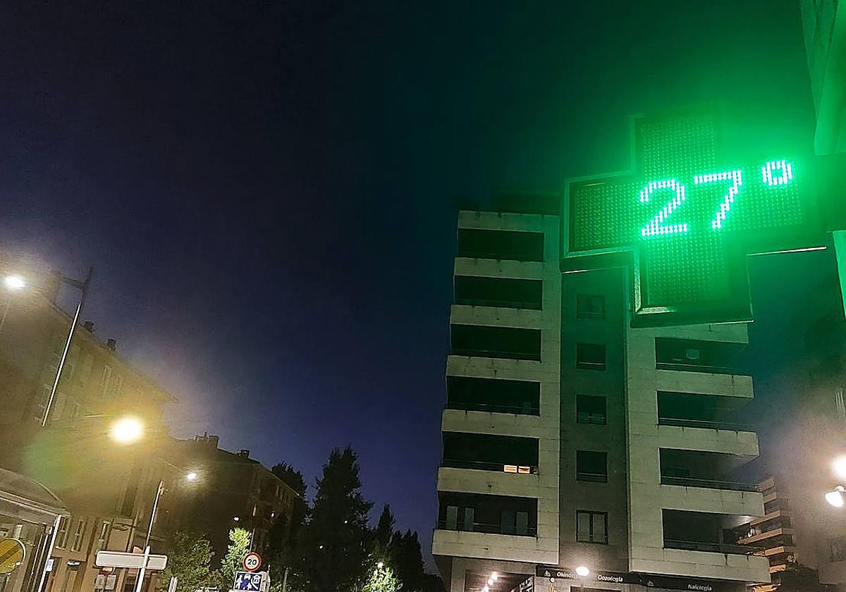 Un termómetro marca 27º en un municipio del interior de Gipuzkoa esta pasada noche.