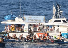 Gorka Aranberri levanta los brazos tras la victoria de Urdaibai.