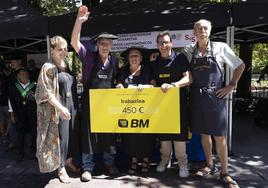 El equipo 'Erlaitz', junto a los jurados Miguel Ángel Zamorano, Joseba Garmendia y Alazne Cano.