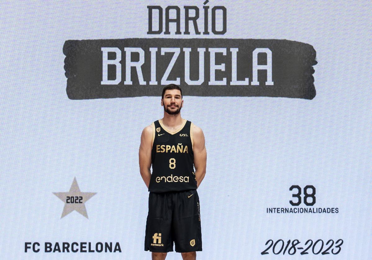 Darío Brizuela, con la camiseta especial del centenario de la Federación.