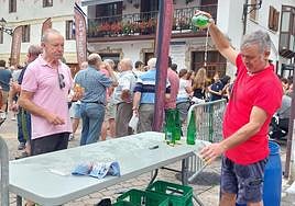 Los astigartarras, y demás visitantes, pasaron por los puestos de las diversas sidrerías.