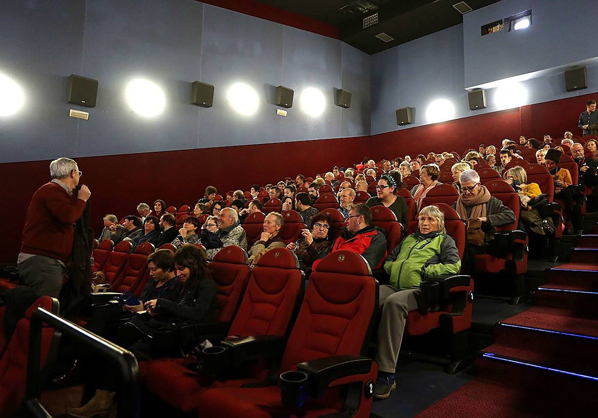 Ozzinema klubaren proiekzioetako bat Errenteriako Niessen aretoan.