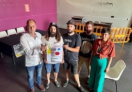 Psylocibeko kideak eta udal ordezkariak jaialdiaren aurkezpenean.