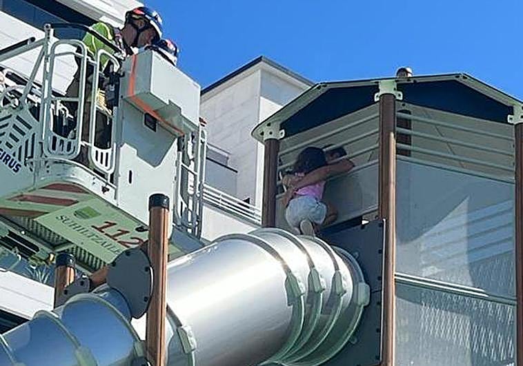 Minutos de angustia abrazada a su madre a diez metros de altura en un tobogán en Zarautz