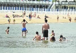 Bañistas en las aguas de La Concha durante este verano.