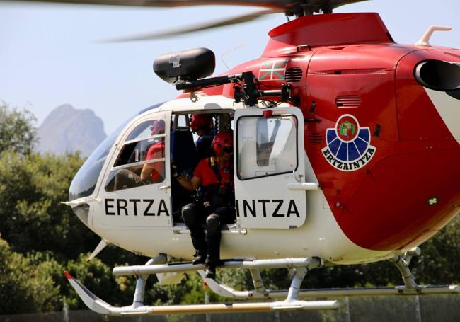 Agentes de la Ertzaintza en un rescate.