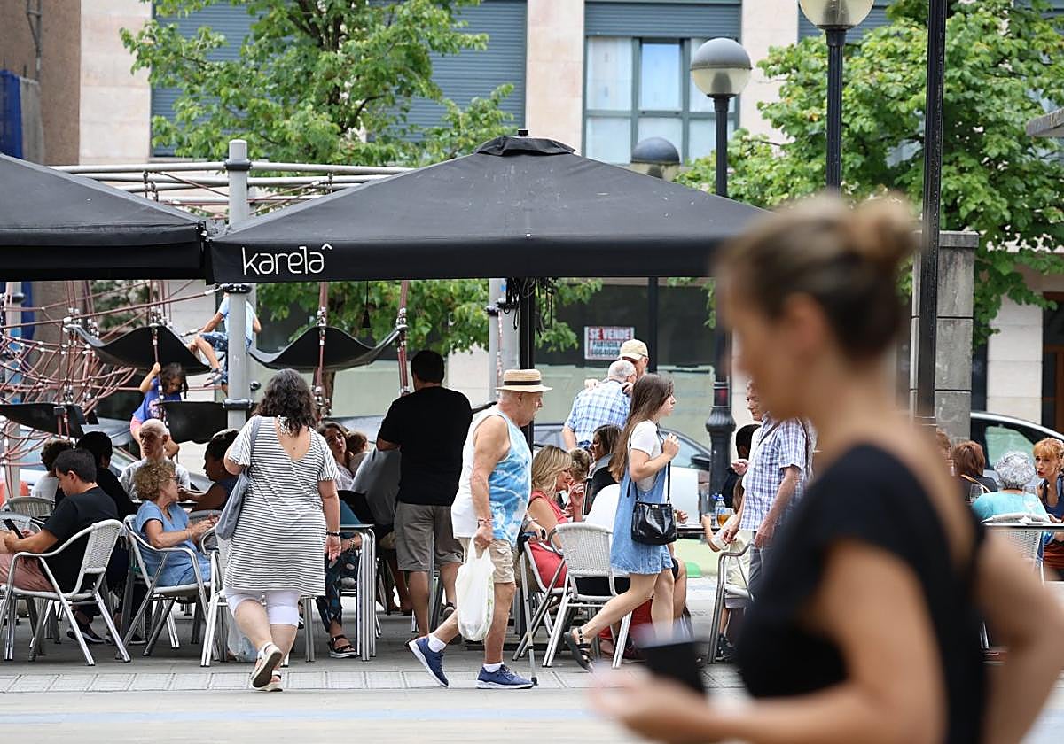 Ni la sombra de las terrazas, como las de Tolosa de la imagen, podrán mitigar el calor que llega este miércoles a Gipuzkoa.