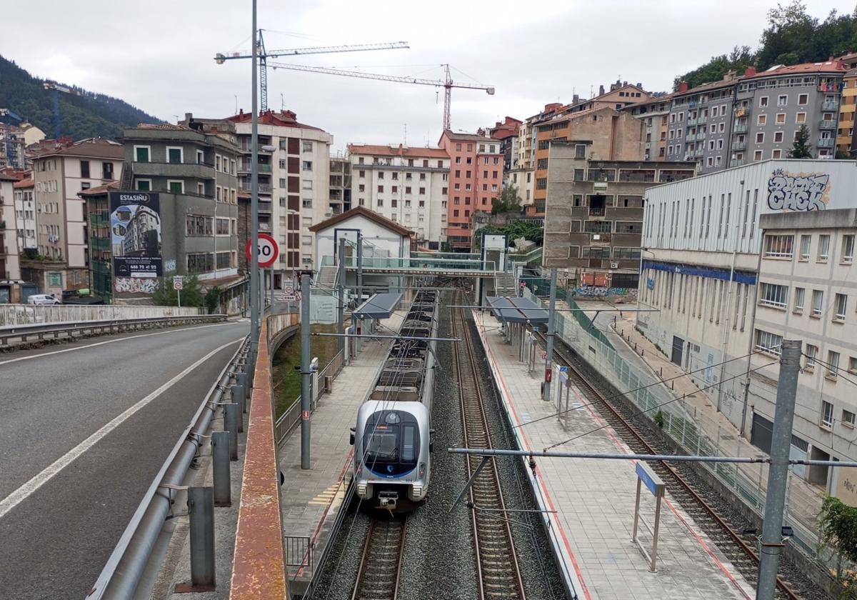 Aspecto en la mañana del pasado domingo de los andenes de tren de la estación eibarresa.