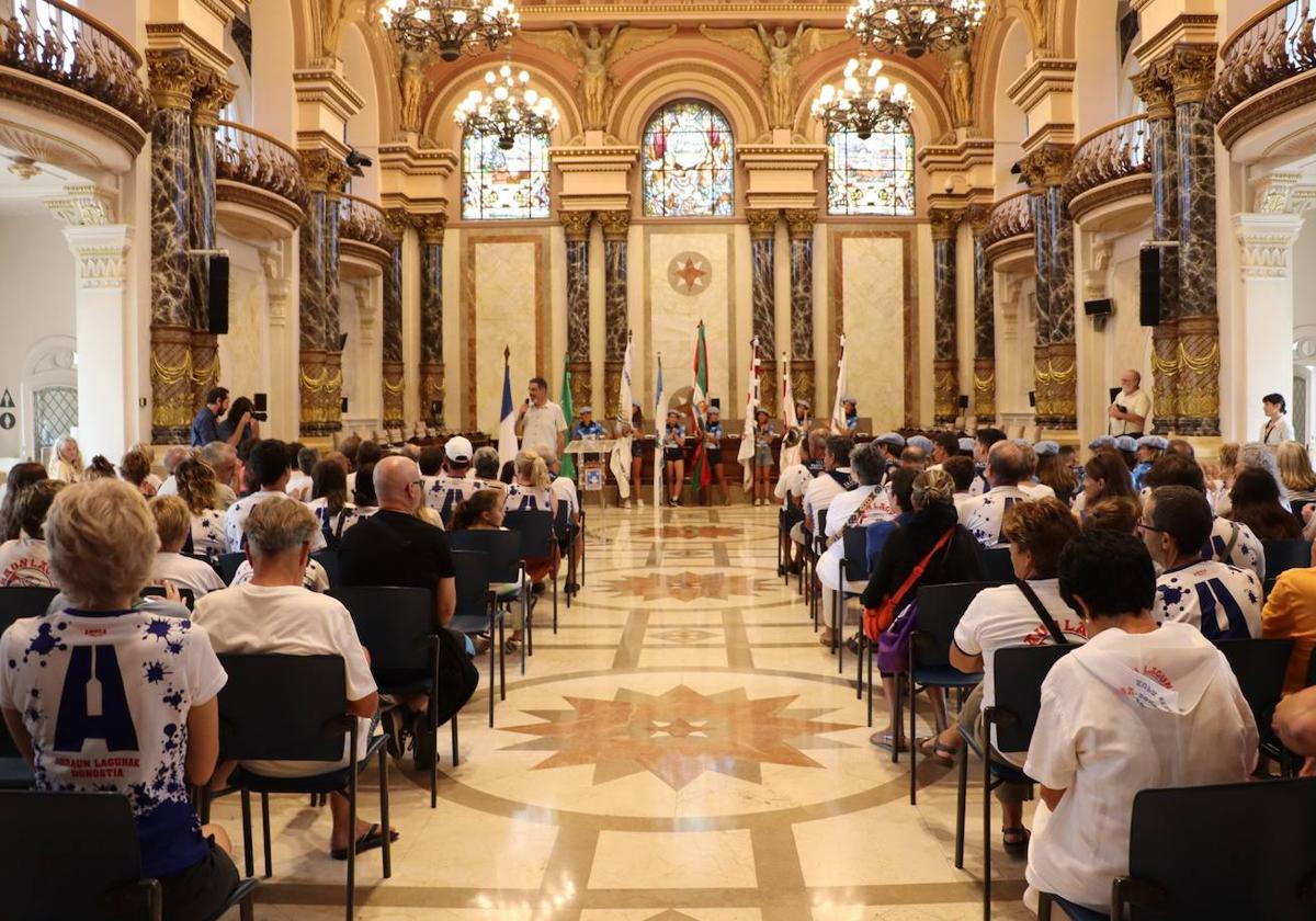 Eneko Goia se dirige a los representantes de Arraun Lagunak durante la recepción llevada a cabo el domingo en el Ayuntamiento de San Sebastián.