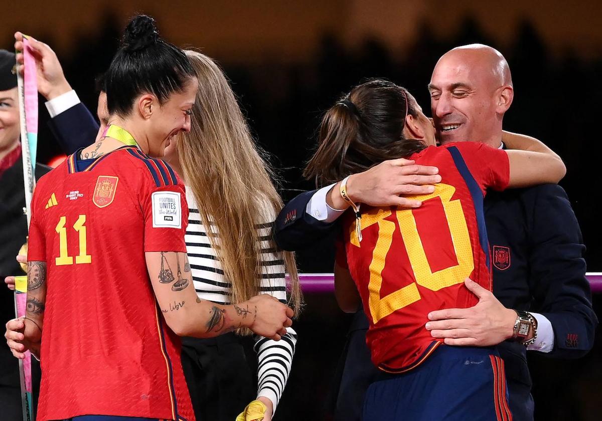 Luis Rubiales, abraza a Rocío Gálvez mientras Jenni Hermoso espera, momentos antes del beso que ha desatado la polémica.