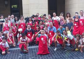 Las familias participantes posan antes del inicio del concurso gastronómico en la plaza Gipuzkoa.