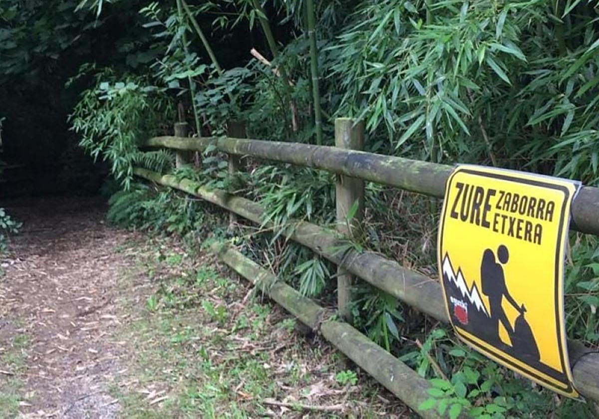 Uno de los carteles colocados en el valle de Leitzaran.