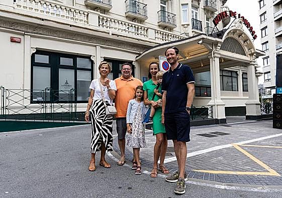 Christian, Oliver y su familia, alemanes que se han hospedado en el Hotel de Londres, el Orly y el Niza.