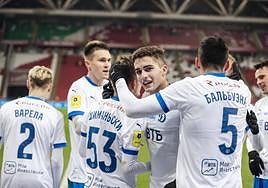 Arsen Zakharyan, mirando a cámara, celebra un gol de Sebastian Szymanski, el dorsal 53, con el Dinamo Moscú.