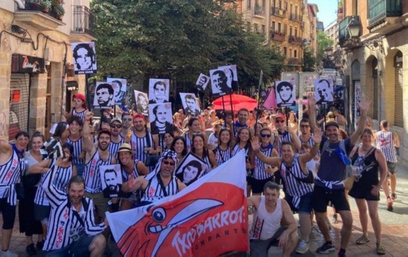 Imagen de una de las comparsas de Bilbao portando fotografías de presos de ETA.