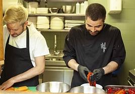 Javi y Jorge se afanan en la cocina de El Bosquecillo.