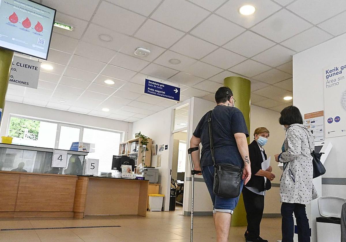 Osasun zerbitzu publikoan hamarretik hiru lanpostutan ez da euskara bermatzen