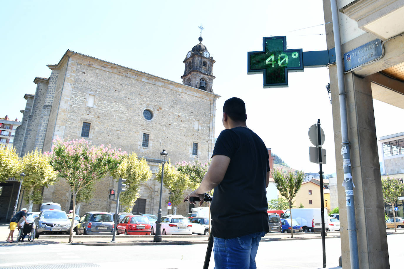 Una pareja en la terraza de un bar en Bergara.
