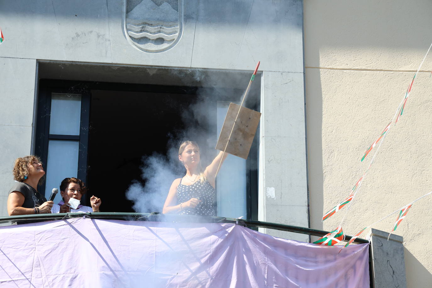 Las cuadrillas llenan la calle en el chupinazo de Ibarra