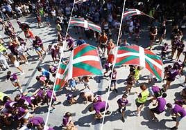 Las cuadrillas llenan la calle en el chupinazo de Ibarra