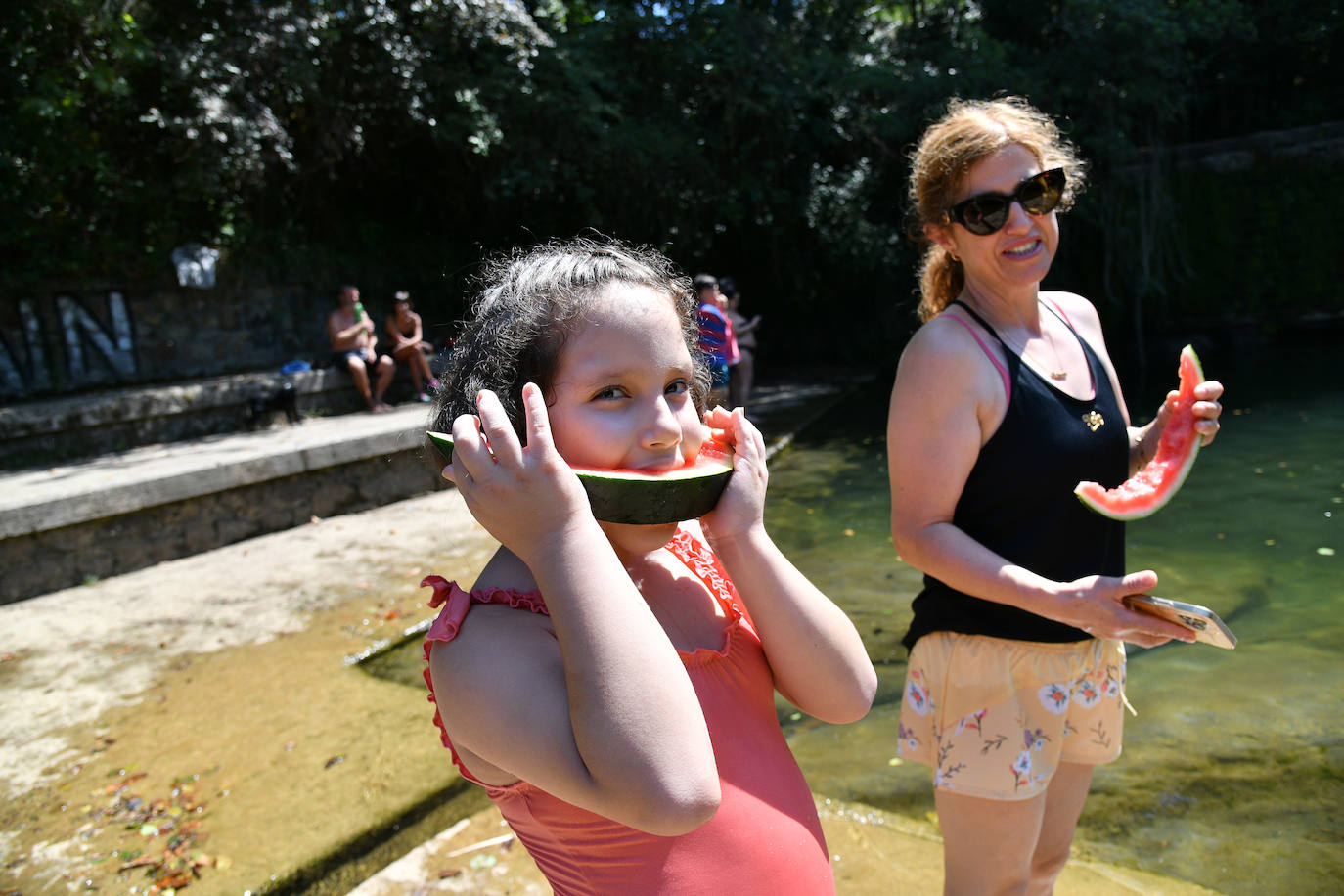 Comiendo sandia en Usako.