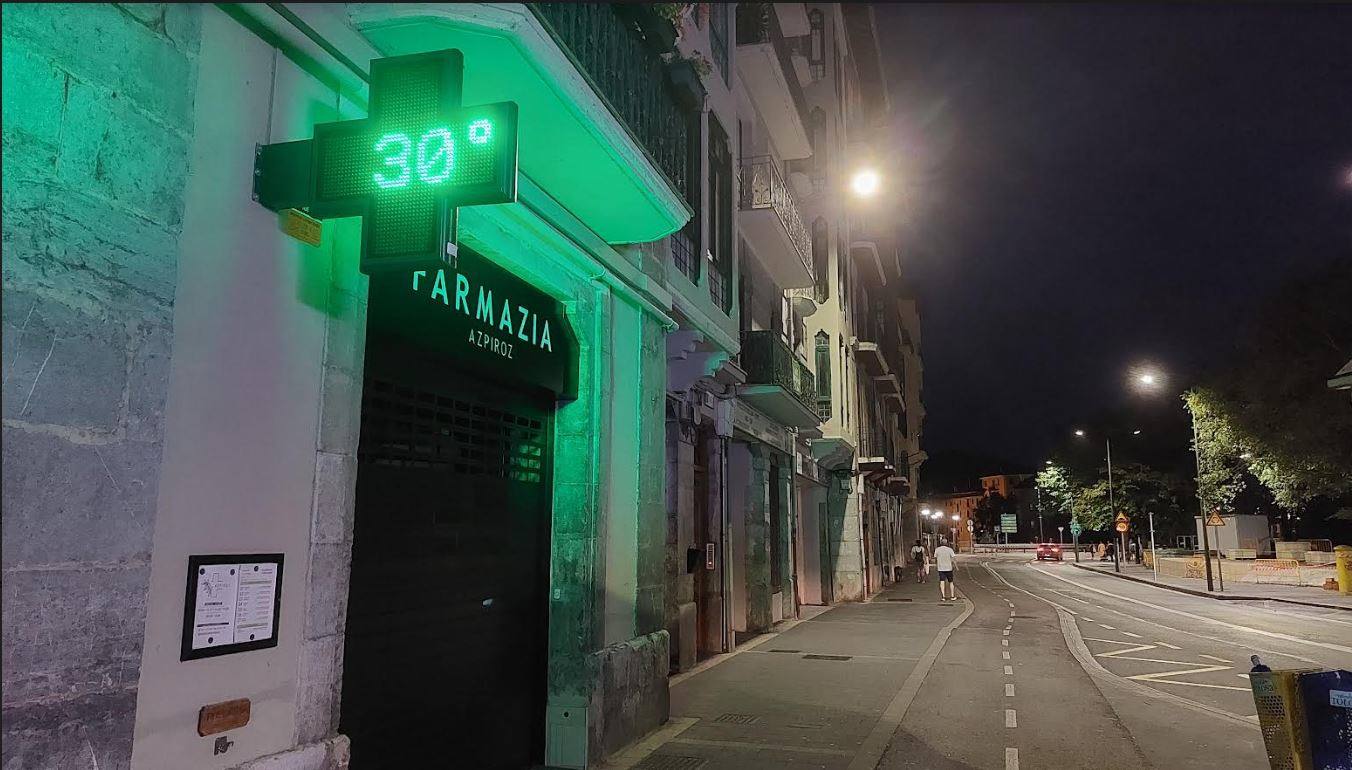 A las 21.45 horas este termómetro de una farmacia de Tolosa marcaba 30 grados.