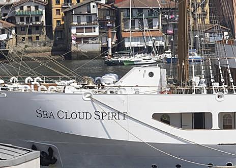 Imagen secundaria 1 - Detalles del Sea Cloud Spirit amarrado en Pasaia.
