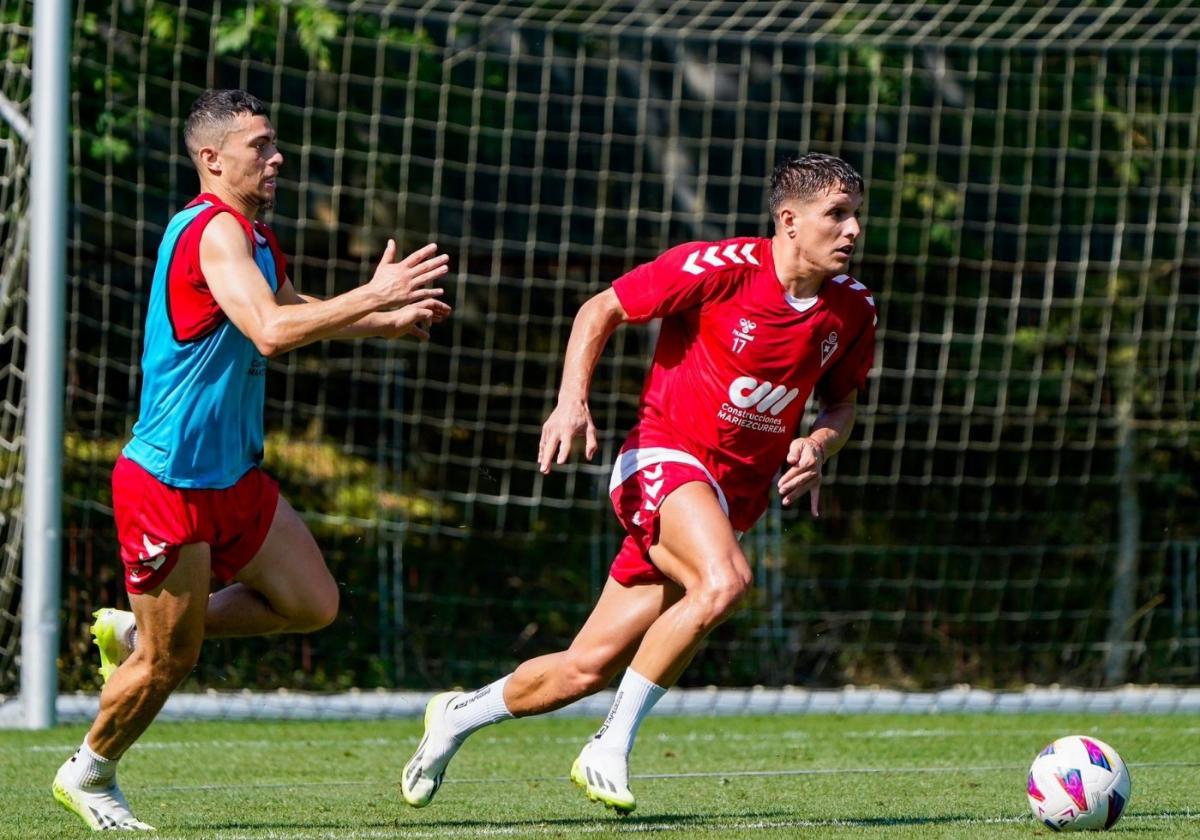 Corpas conduce el balón ante la presión de Rahmani en el entrenamiento de ayer en Atxabalpe.