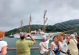 El 'Sea Cloud spirit' entrando este jueves en el puerto de Pasaia.