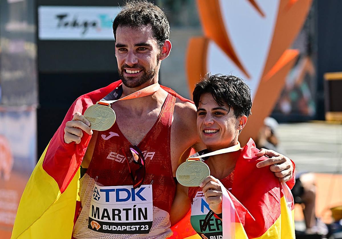 Álvaro Martín y María Pérez, con sus medallas de oro como campeones del Mundo en 35 kilómetros marcha.