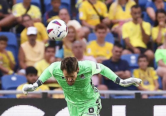 Remiro corta con la cabeza un envío en largo del Las Palmas.