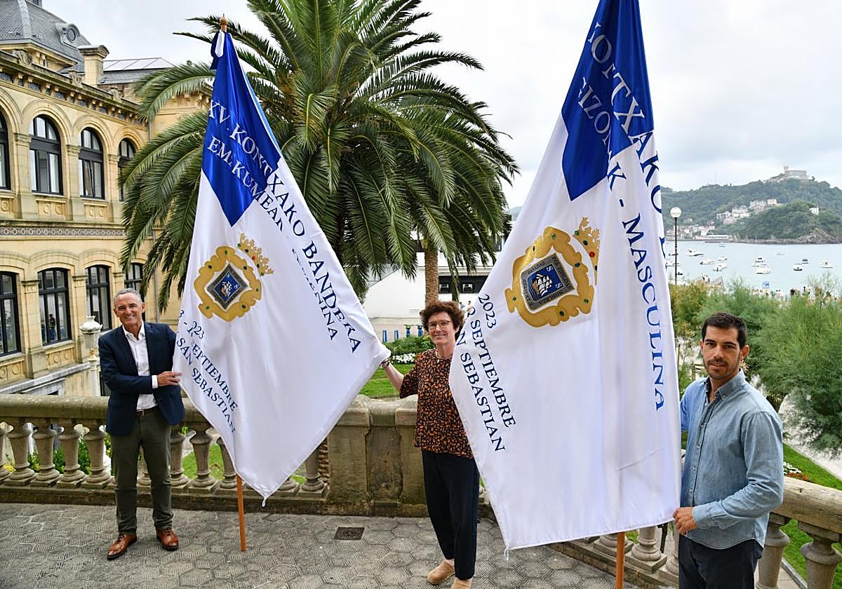 José Miguel Ayerza, Nekane Arzallus y Borja Villagrán, este viernes en el ayuntamiento de Donostia con las banderas de La Concha.
