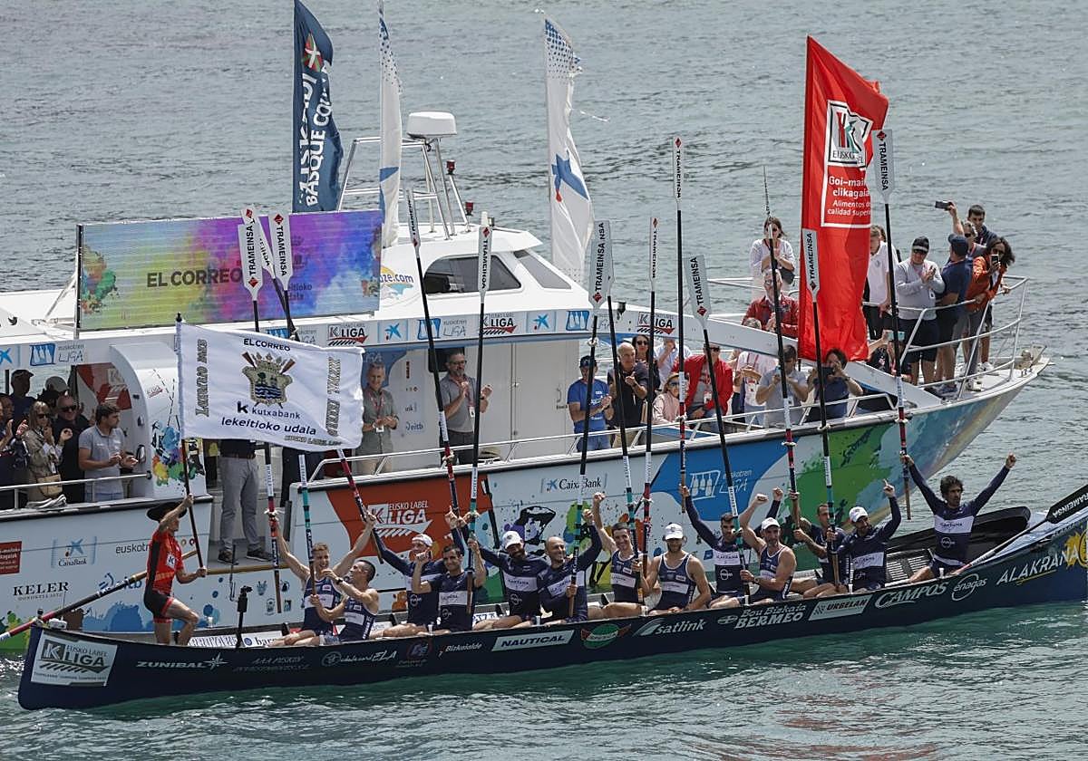 Gorka Aranberri, patrón de la Bou Bizkaia, ondea la bandera conquistada en Lekeitio.