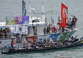 Gorka Aranberri, patrón de la Bou Bizkaia, ondea la bandera conquistada en Lekeitio.