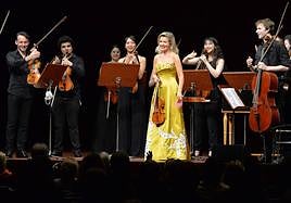 Mutter, con su Stradivarius y flanqueada por integrantes de Mutter's Virtuosi.