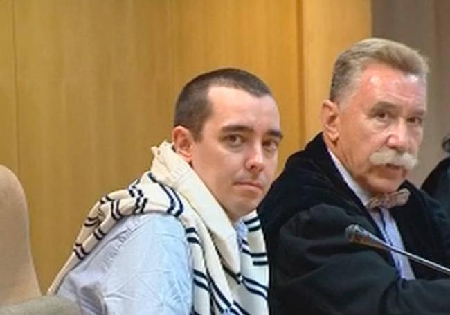 Bruno Hernández en el juicio junto a su abogado, Marcos García Montes.