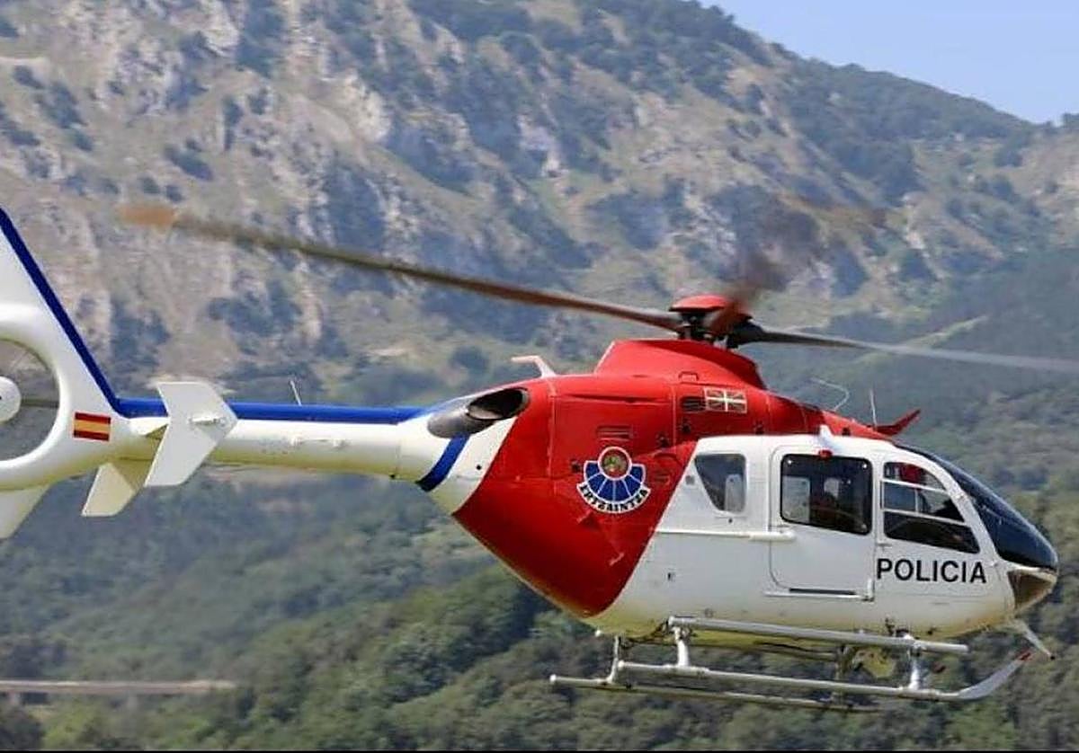 Un helicóptero de la Ertzaintza durante una operación.