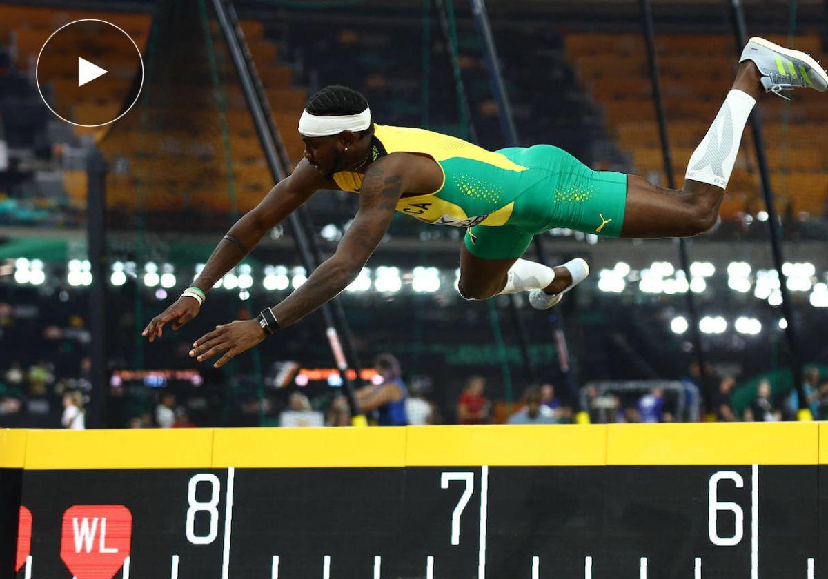 Carey McLeod volando sobre la arena a lo 'Superman' tras perder el equilibro en la batida.