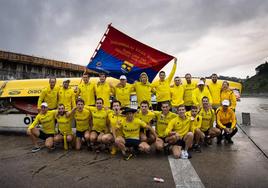 Los remeros de Orio celebran su victoria en la Bandera de Ondarroa.