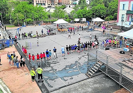 Tanto jóvenes como adultos pudieron participar en diferentes competiciones como campeonatos de fútbol, vóley o toca.