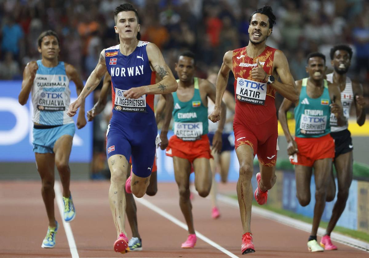 Jakob Ingebrigtsen se impone a Mohamed Katir en la final de los 5.000 metros, ayer en Budapest.