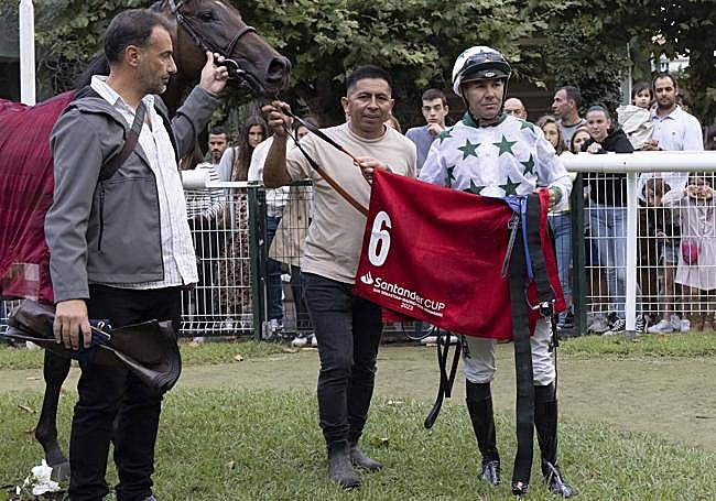 Janacek, en el paddock de ganadores después de imponerse en la carrera más destacada.