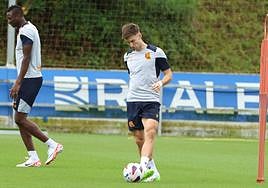 Kieran Tierney realiza un pase con la zurda en el entrenamiento de la Real Sociedad en Zubieta.