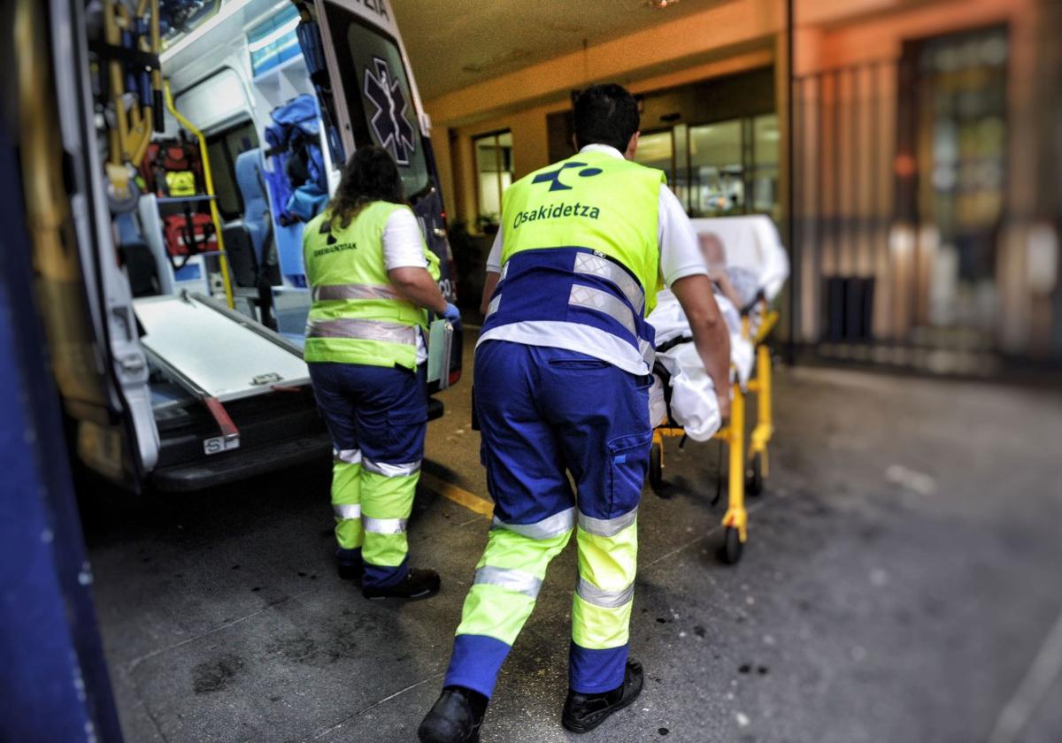 Un equipo de sanitarios de una ambulancia medicalizada traslada de urgencia a una persona.
