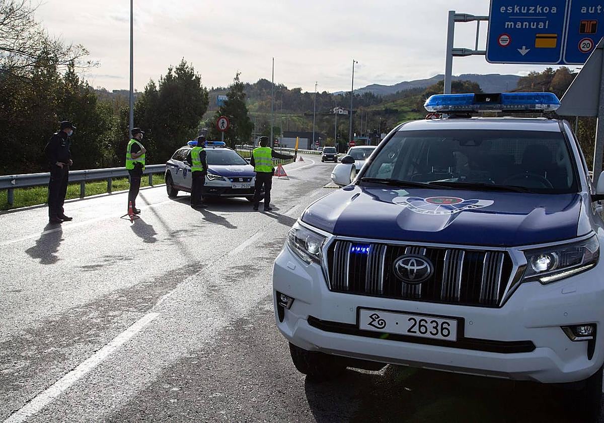 Control de la Ertzaintza en Zarautz en una foto de archivo.
