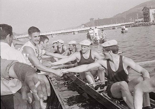 a tripulación oriotarra saluda a los remeros de Oxford.