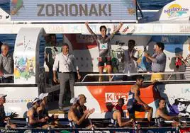 Gorka Aranberri levanta los brazos luciendo el maillot que le acredita como el mejor patrón de la Liga Eusko Label.