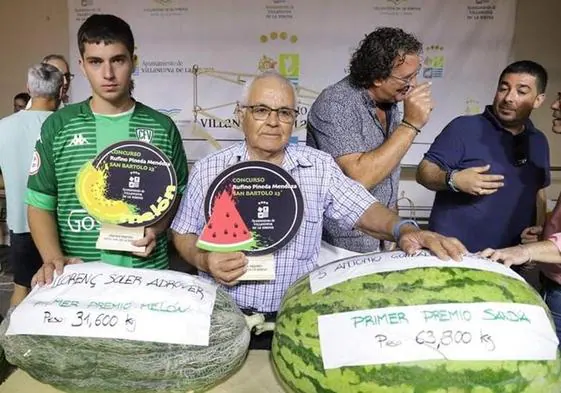 Llorenç Soler, con el melón de 31,6 kilos con el que ganó el concurso de Villanueva de la Serena.
